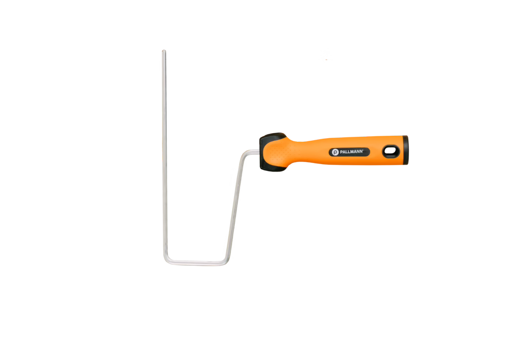 PALLMANN_dummy_handle for application roller_kammerer_2025-08 Ein Farbroller-Gestell mit ergonomischem, leuchtend orangefarbenem Kunststoffgriff und gebogenem, silbernem Metallbügel, abgebildet vor weißem Hintergrund. Der Griff hat eine schwarze Abschlusskappe, eine Aufhängung und ein 'PALLMANN'-Logo; der Metallstift ist geformt, um eine zylindrische Rollenhülse aufzunehmen. Das Werkzeug wirkt sauber und einsatzbereit zum Streichen von Wänden oder Decken und verbindet bequemen Halt mit robuster Verarbeitung.