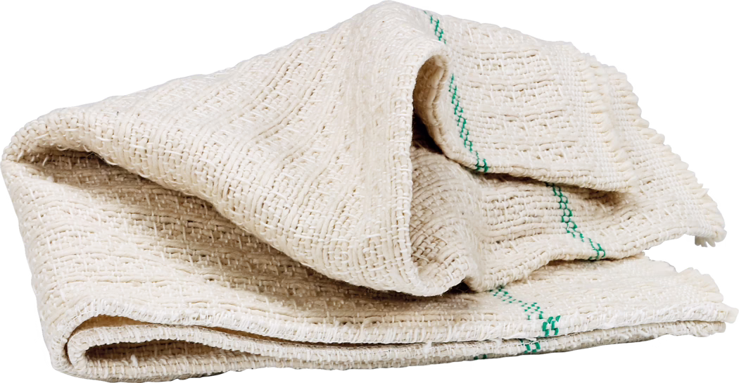 PALLMANN_dummy_cloth for oil wax finishing_msl_2017-02 Ein gefalteter Stapel grob gewebter, naturweißlicher Säcke oder juteähnlichen Stoffes mit lockerem Gewebe und sichtbaren grünen Nahtstreifen vor weißem Hintergrund. Das Material wirkt dick und faserig, mit ausgefransten Kanten und mehrfachen Falten, geeignet als Verpackungs-, Lager- oder Schutzmaterial.