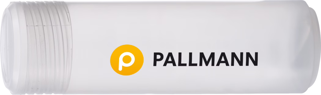 PALLMANN_dummy_roller container_msl_2017-02 Ein weißer, zylindrischer Kunststoffbehälter liegt quer auf weißem Hintergrund. Am linken Ende befindet sich ein durchscheinender Schraubverschluss mit sichtbaren Gewindegängen; der Körper ist mattweiß. Mittig-rechts prangt ein rundes orangefarbenes Logo mit einem weißen, kleinen ‚p‘, daneben steht in fetten schwarzen Großbuchstaben der Markenname ‚PALLMANN‘. Das Produkt wirkt wie eine Tube oder Dose zur Aufbewahrung, in einer Nahaufnahme mit gleichmäßiger, weicher Beleuchtung fotografiert.