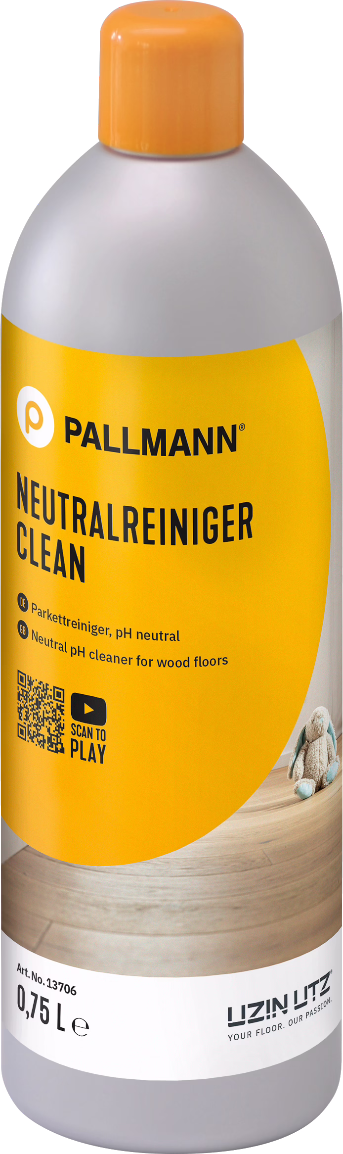 Eine hohe graue Plastikflasche mit orangefarbenem Verschluss und leuchtend orangefarbenem Etikett mit der Aufschrift 'PALLMANN NEUTRALREINIGER CLEAN'. Ein pH-neutraler Reiniger für Holzböden; auf dem Etikett stehen 0,75 L, ein QR-Code und die Marke UZIN UTZ. Auf dem unteren Etikett ist ein Holzfußboden mit einem kleinen Plüschtier abgebildet.