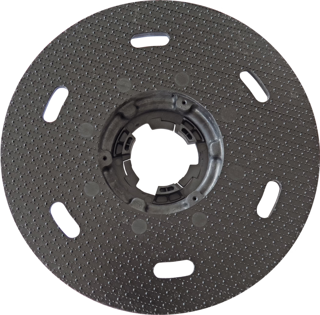 PALLMANN_dummy_PALLMANN SPIDER pad disc with coupling_msl_2017-02 Runde schwarze Kunststoff-Trägerplatte mit strukturierter, punktierter Oberfläche und zentralem Verriegelungsnocken; mehrere längliche ovale Aussparungen sind gleichmäßig nahe dem Rand verteilt; eine zentrale runde Öffnung zeigt formgepresste Halteelemente zur Befestigung am Werkzeug; dient als Aufnahmeteller für Schleif- oder Polierscheiben; die Oberfläche besitzt gleichmäßig angeordnete erhabene Punkte für besseren Halt; leichte Gebrauchsspuren sind sichtbar; freigestellt auf weißem Hintergrund fotografiert.