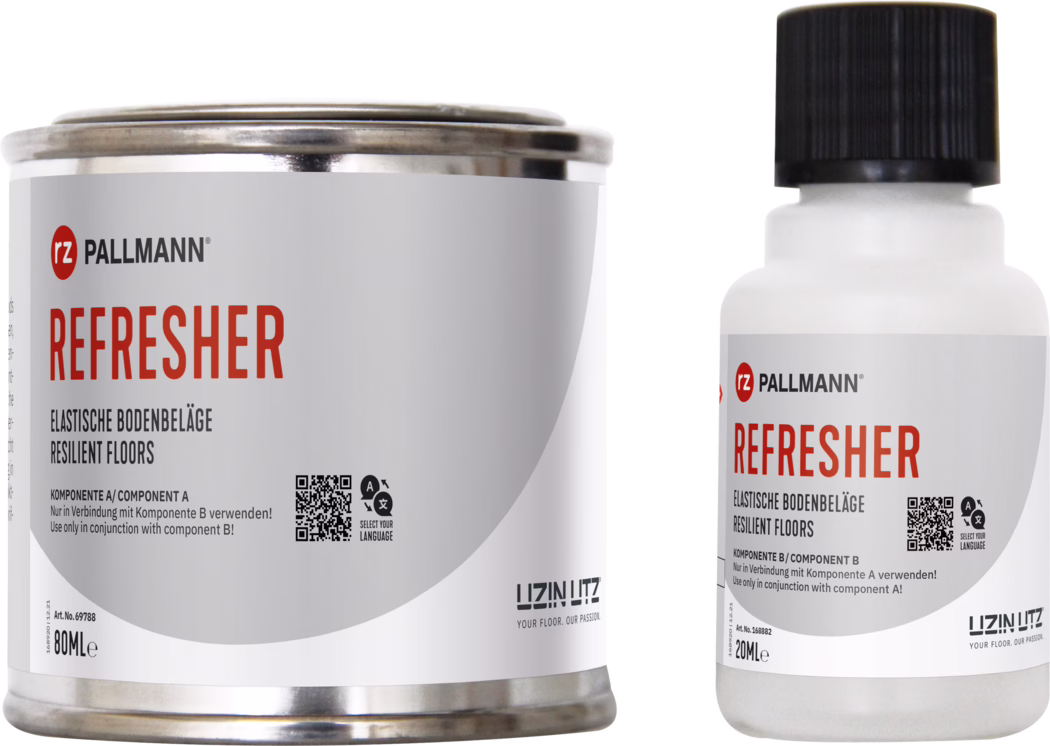 PALLMANN_RZ_dummy_Refresher-Set_100ml_zudem_2021-12 Nahaufnahme von zwei Pallmann-Refresher-Behältern: eine große Metallkanne und eine kleine Kunststoffflasche. Beide zeigen ein graues Etikett mit großem rotem Schriftzug 'REFRESHER', Herstellerlogos (Pallmann, Uzin Utz), einen QR-Code und Hinweise zur Anwendung auf elastischen Bodenbelägen.