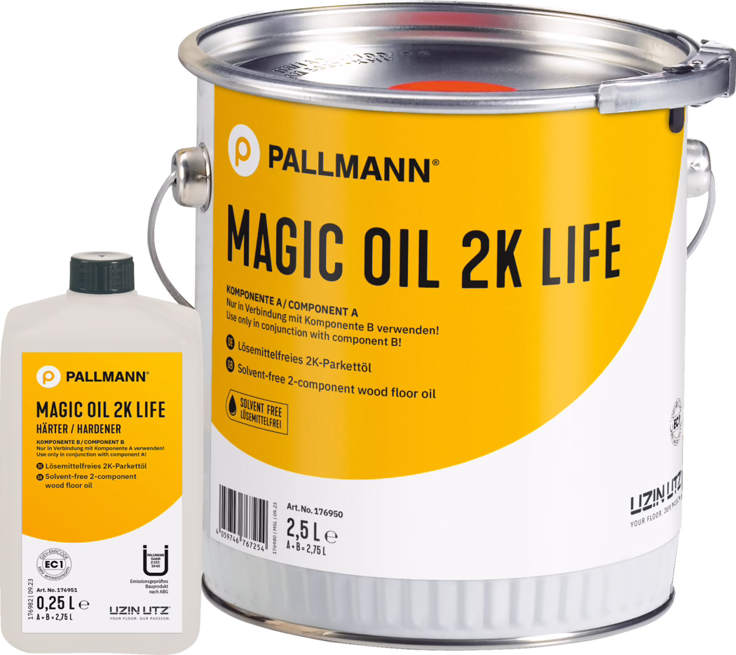 Nahaufnahme zweier verpackter Komponenten eines Parkettöls der Marke PALLMANN. Eine große zylindrische Metalldose mit auffälligem gelbem Etikett dominiert die rechte Bildhälfte; darauf stehen in schwarzen Großbuchstaben der Markenname 'PALLMANN' und die Produktbezeichnung 'MAGIC OIL 2K LIFE'. Die Dose besitzt einen silbernen Deckel mit Spannverschluss und einen Metalltragegriff; das Etikett weist auf ein lösemittelfreies 2‑Komponenten‑Parkettöl (Komponente A) hin und zeigt die Mengenangabe '2,5 L' sowie 'A+B = 2,75 L'. Links steht eine kleinere weiße Kunststoffflasche als Härter/Komponente B mit schwarzem Schraubverschluss und passendem gelbem Etikett; auf ihr sind 'HÄRTER / HARDENER' und '0,25 L' zu lesen. Im Detail sind kleine Hinweise in Deutsch und Englisch sichtbar ('Nur in Verbindung mit Komponente B verwenden! / Use only in conjunction with component B!') sowie ein Symbol 'SOLVENT FREE / LÖSEMITTELFREI'. Die Gestaltung, kräftige gelbe Farbe und klare Typografie vermitteln einen professionellen 2‑Komponenten‑Holzbodenölartikel.