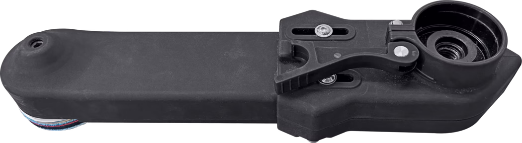 PALLMANN_dummy_corner attachment_msl_2023-08 Makroaufnahme einer schwarzen Kunststoff-Halterung oder Klemme mit einem nach links verlaufenden, länglichen rechteckigen Arm. Auf der rechten Seite befindet sich eine kreisförmige, innengewindete Aufnahme, ein angeschlagener Schnellverschlusshebel sowie zwei justierbare geschlitzte Schraubaufnahmen mit sichtbaren Metallschrauben. Die Oberfläche ist mattes schwarzes Kunststoffmaterial mit leichten Staub- und Gebrauchsspuren; am unteren linken Rand ist teilweise ein buntes Textilband oder eine Dichtung sichtbar.