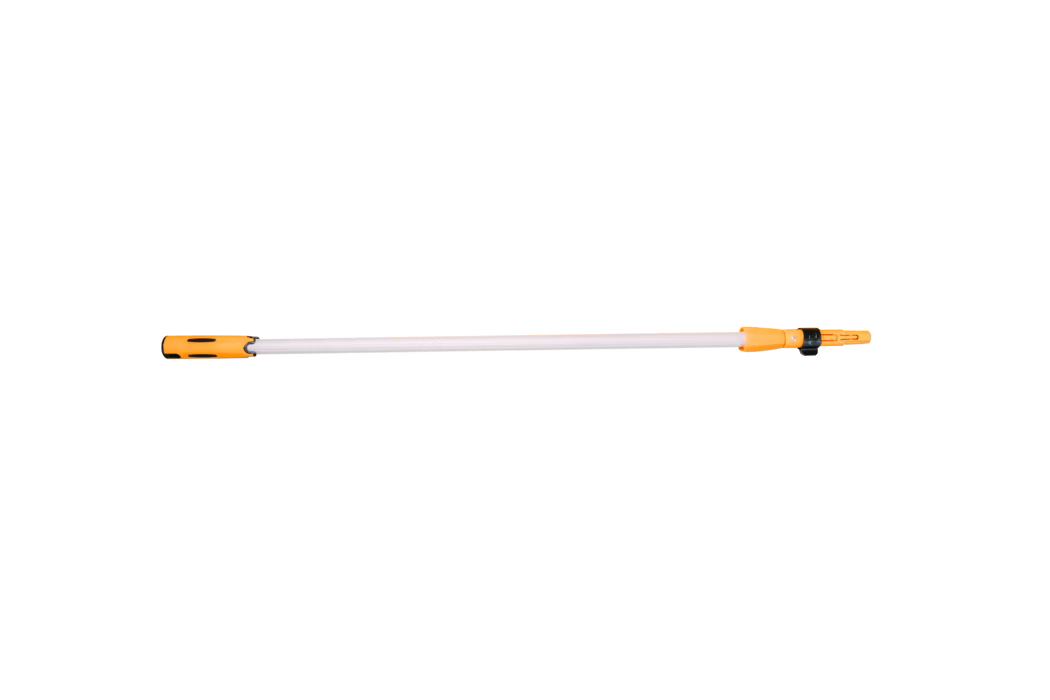 PALLMANN_dummy_telescopic handle_kammerer_2025-08 Ein langer weißer Teleskop-Verlängerungsstiel mit leuchtend orangefarbenen Kunststoffverbindern an beiden Enden und einer schwarzen Arretierschelle an einem Ende, horizontal auf weißem Hintergrund dargestellt. Der leichte Schaft aus Aluminium oder Verbundmaterial besitzt am einen Ende einen leicht strukturierten Griff und am gegenüberliegenden Ende eine universelle Aufnahme für Mopps, Besen, Farbwalzen oder andere Werkzeuge; der orangefarbene Verbinder enthält den Druckknopf- oder Klemmmechanismus zur Sicherung von Zubehör. Die Aufnahme ist eine klare Produktfotografie, die Form, Farbkontraste und funktionale Details des Stiels betont.