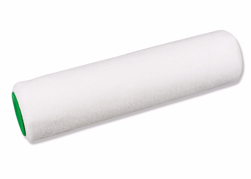 PALLMANN_dummy_SPECIAL APPLICATION ROLLER_2020-06 Nahaufnahme eines weißen, zylindrischen Farbwalzenbezugs mit dichter, glatter Synthetikfaser und grünen Kunststoff-Endkappen auf weißem Hintergrund. Die Walze ist fusselarm und eignet sich zum Auftragen von wasserbasierten Farben auf glatten bis leicht strukturierten Oberflächen. Neu und sauber.
